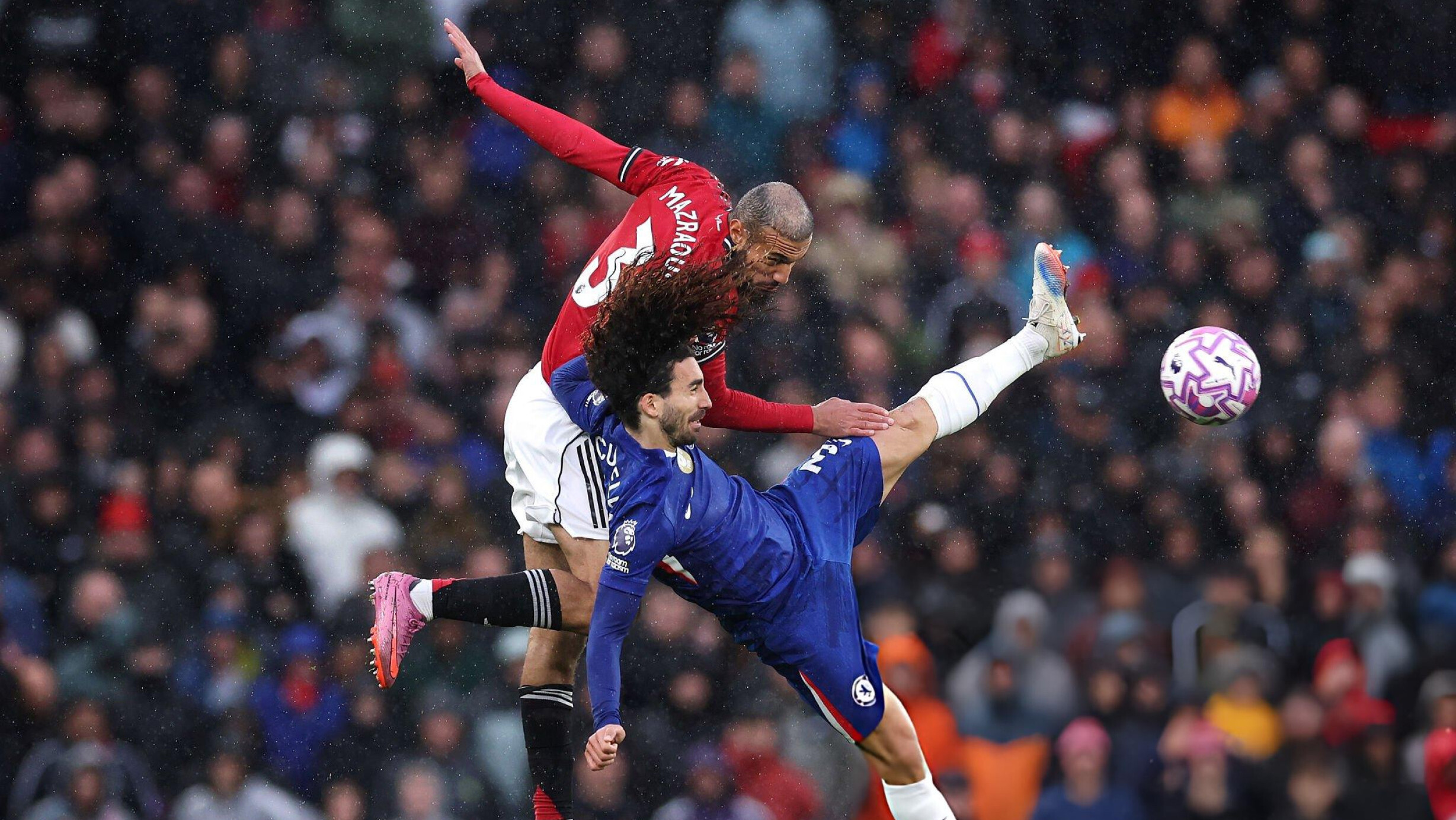 مانشستر يونايتد يحسم قمة أولد ترافورد بالفوز على تشيلسي 2-1