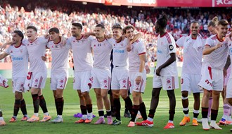 إشبيلية يُسقط برشلونة برباعية ثقيلة في الجولة السابعة من الدوري الإسباني