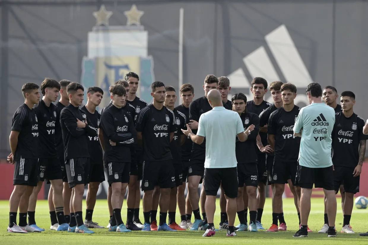 مدرب الأرجنتين يحدد لاعبين فوق السن القانوني للمشاركة في اولمبياد باريس