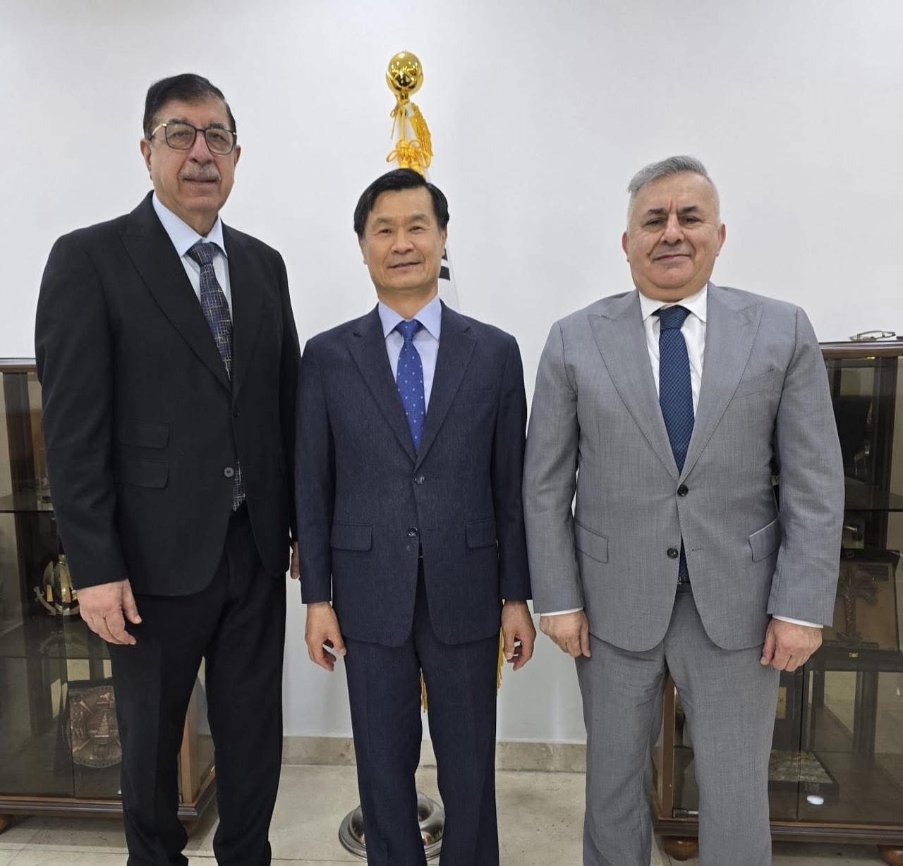 مستشاري رئيس الوزراء يلتقيان السفير الكوري