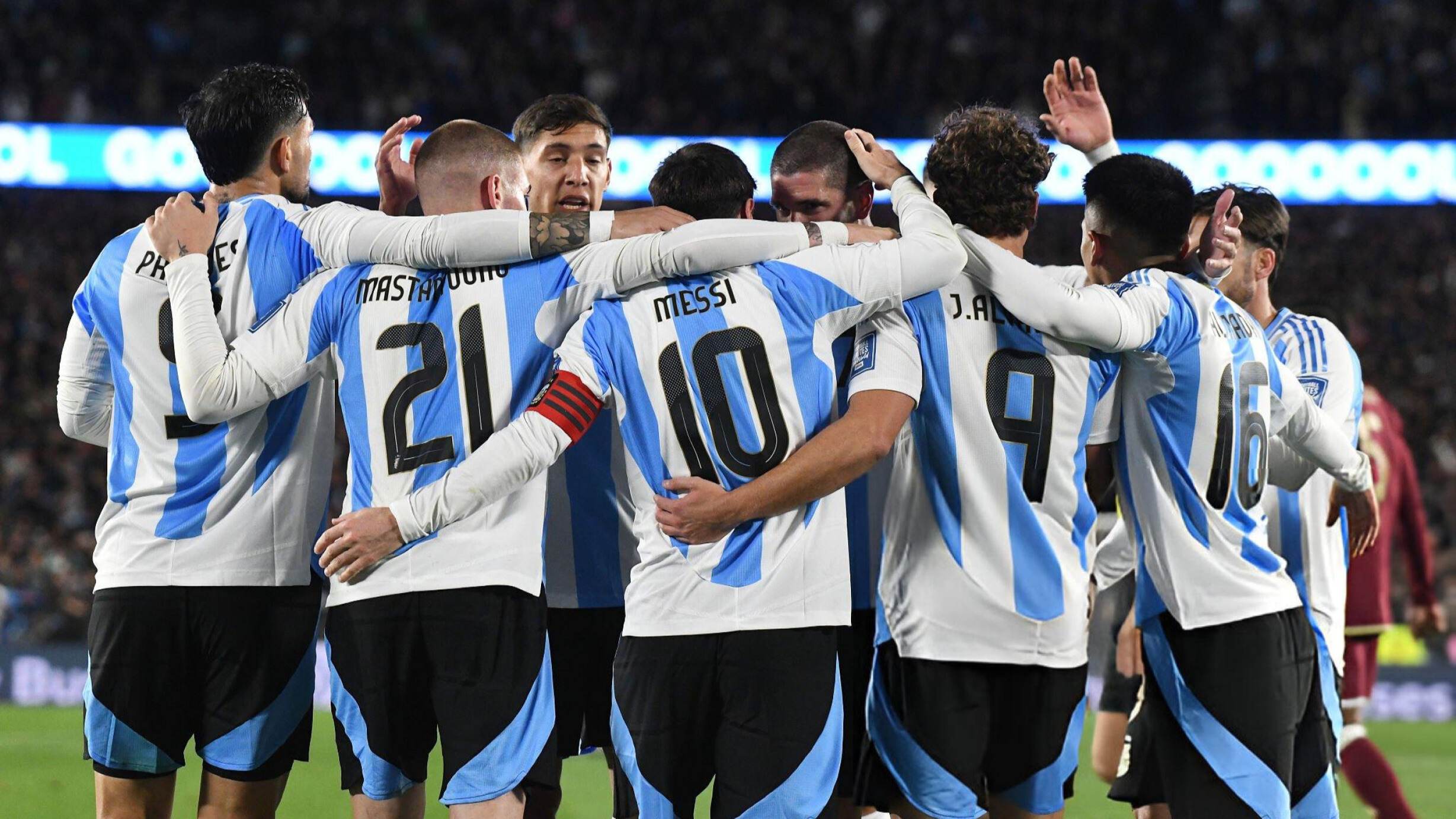 ميسي يقود الأرجنتين للفوز على فنزويلا ويصرّح: "لا أعتقد أنني سألعب في كأس العالم القادم"