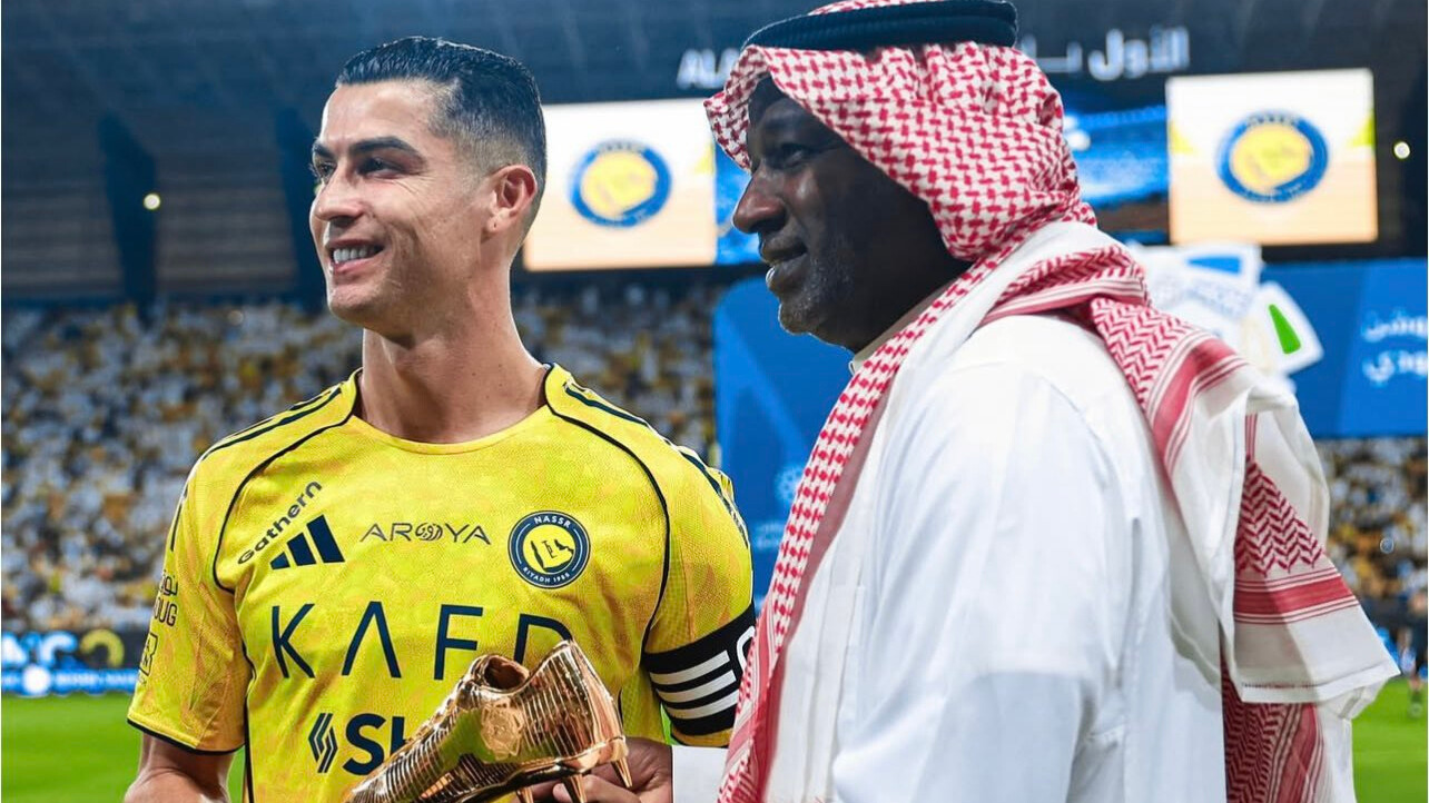 ماجد عبدالله يسلم رونالدو الحذاء الذهبي .. والنصر يتخطى الخلود بثنائية في دوري روشن
