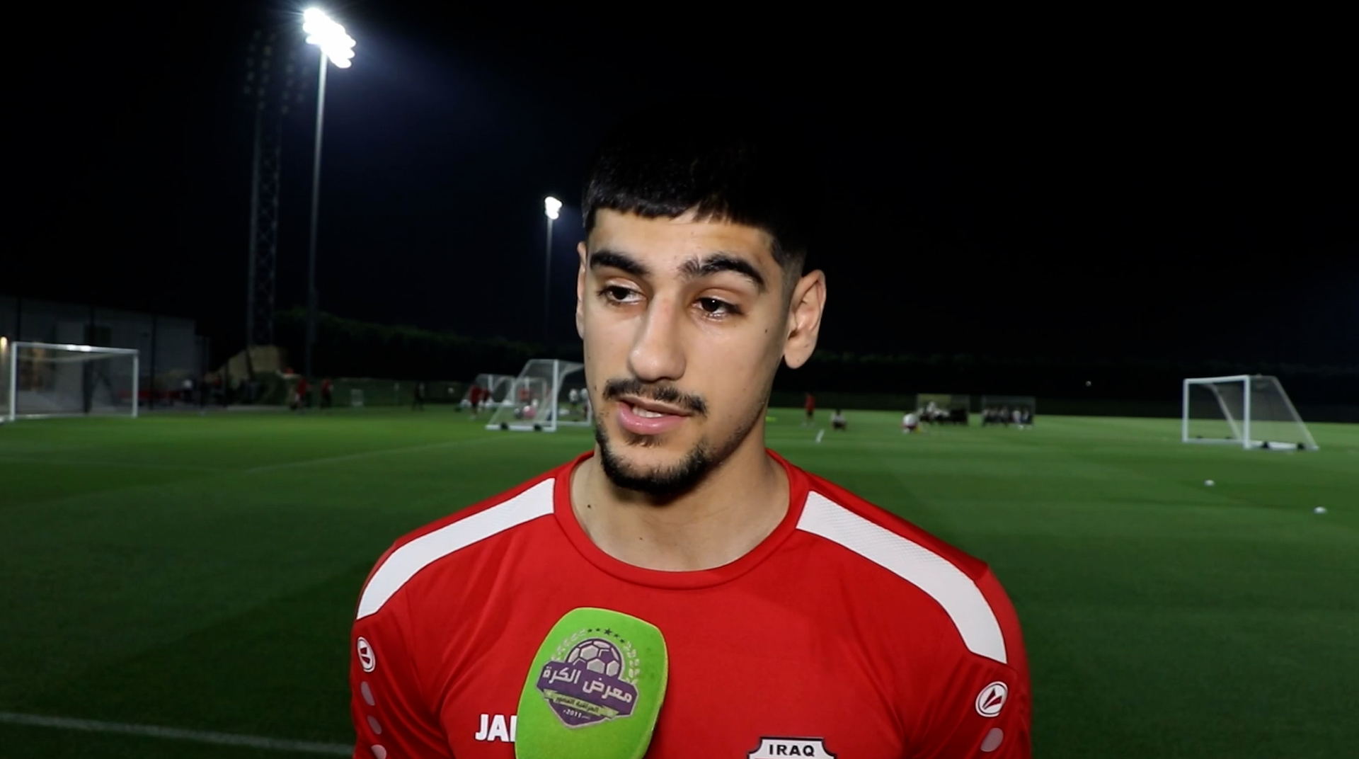 بالفيديو .. بلند حسن يدافع عن امه ويضرب مثلاً رائعاً في الالتزام ..