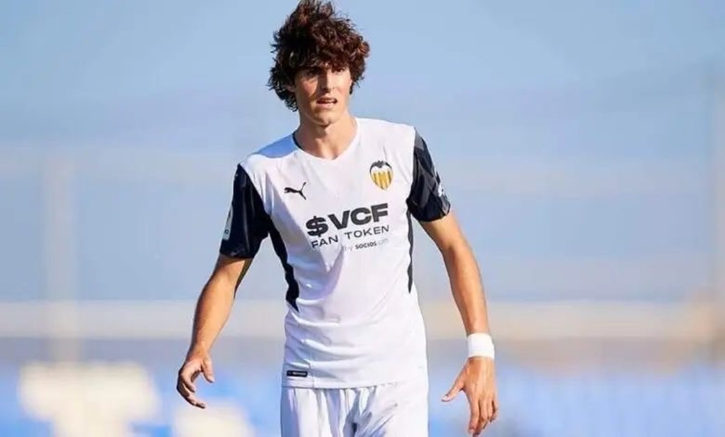 موهبة فالنسيا على رادار برشلونة 