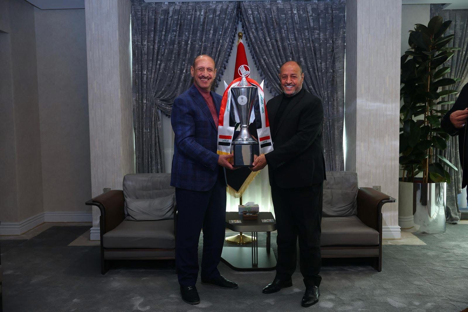 عدنان درجال يستقبل وفد منتخب قدامى اللاعبين