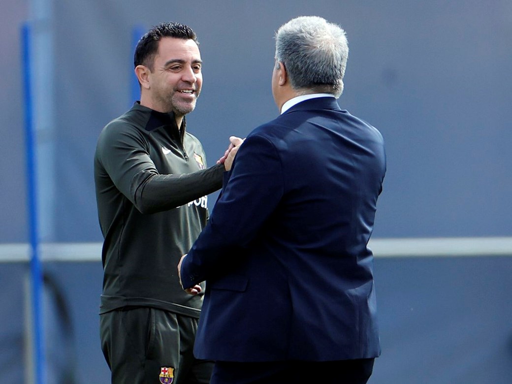 برشلونة يأمل توفير 8 مليون يورو من إقالة تشافي