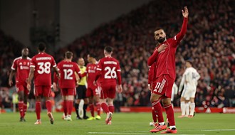 ليفربول يتفوّق على أستون فيلا بثنائية نظيفة ويواصل مطاردة الصدارة