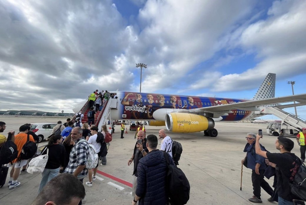 مشجعو ريال مدريد غادروا إلى ويمبلي على متن طائرة تحمل إعلان لفريق برشلونة للسيدات