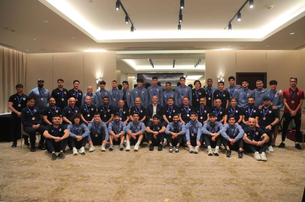 رئيس اتحاد الكرة يوزع الأوسمة البرونزية بين وفد المنتخب الأولمبي