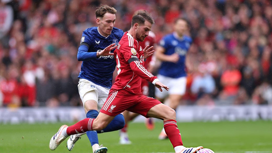 ليفربول يحسم الديربي أمام إيفرتون ويواصل صدارة الدوري الإنجليزي الممتاز