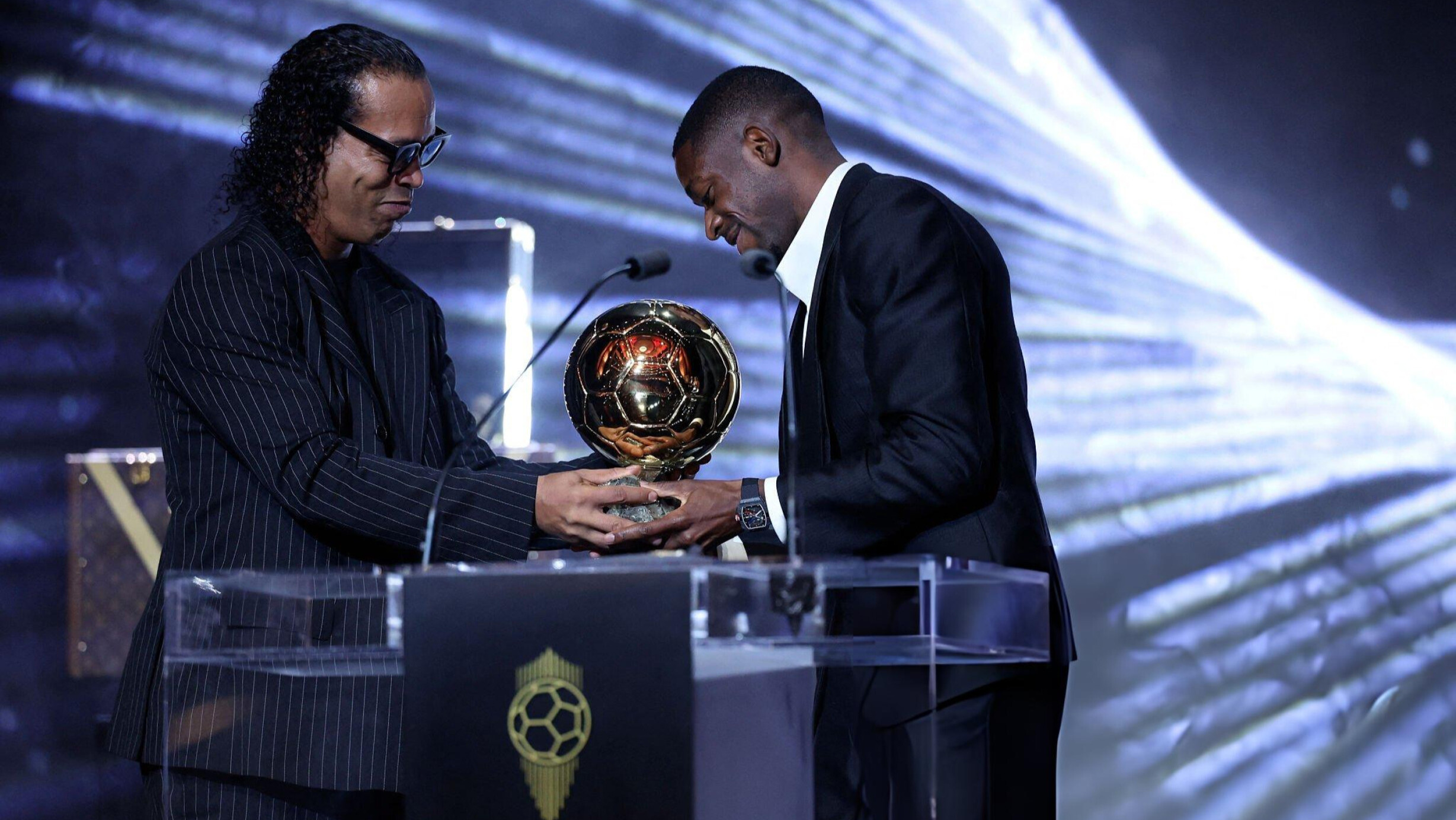 عثمان ديمبيلي يتوج بالكرة الذهبية 2025 في حفل باريس