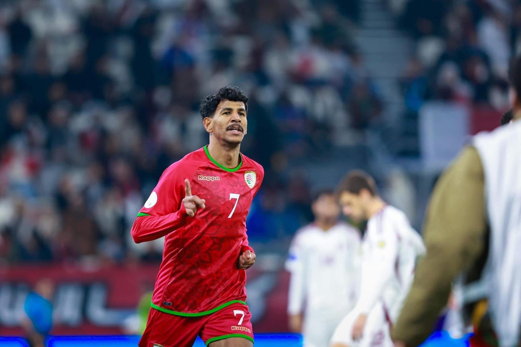 عمان تتغلب على قطر وتعتلي صدارة المجموعة