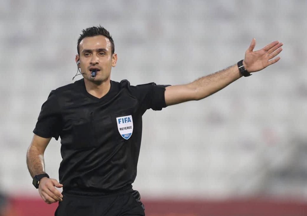 طاقم عراقي يدير مباراة عُمان والصين