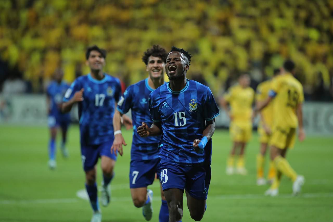 الصقور تحلق في السعودبة وتعود بالنقاط الثلاث..