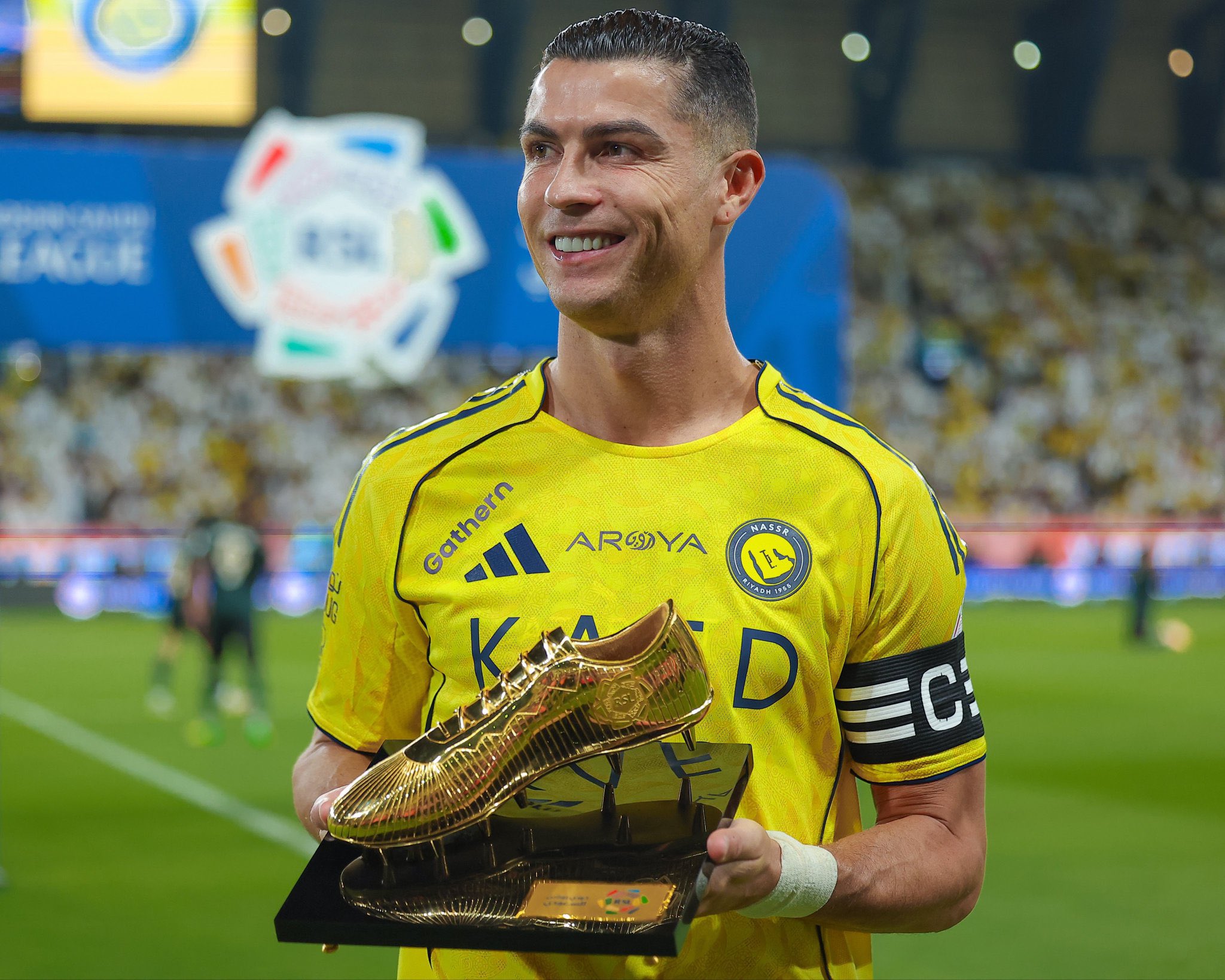 ماجد عبدالله يسلم رونالدو الحذاء الذهبي .. والنصر يتخطى الخلود بثنائية في دوري روشن