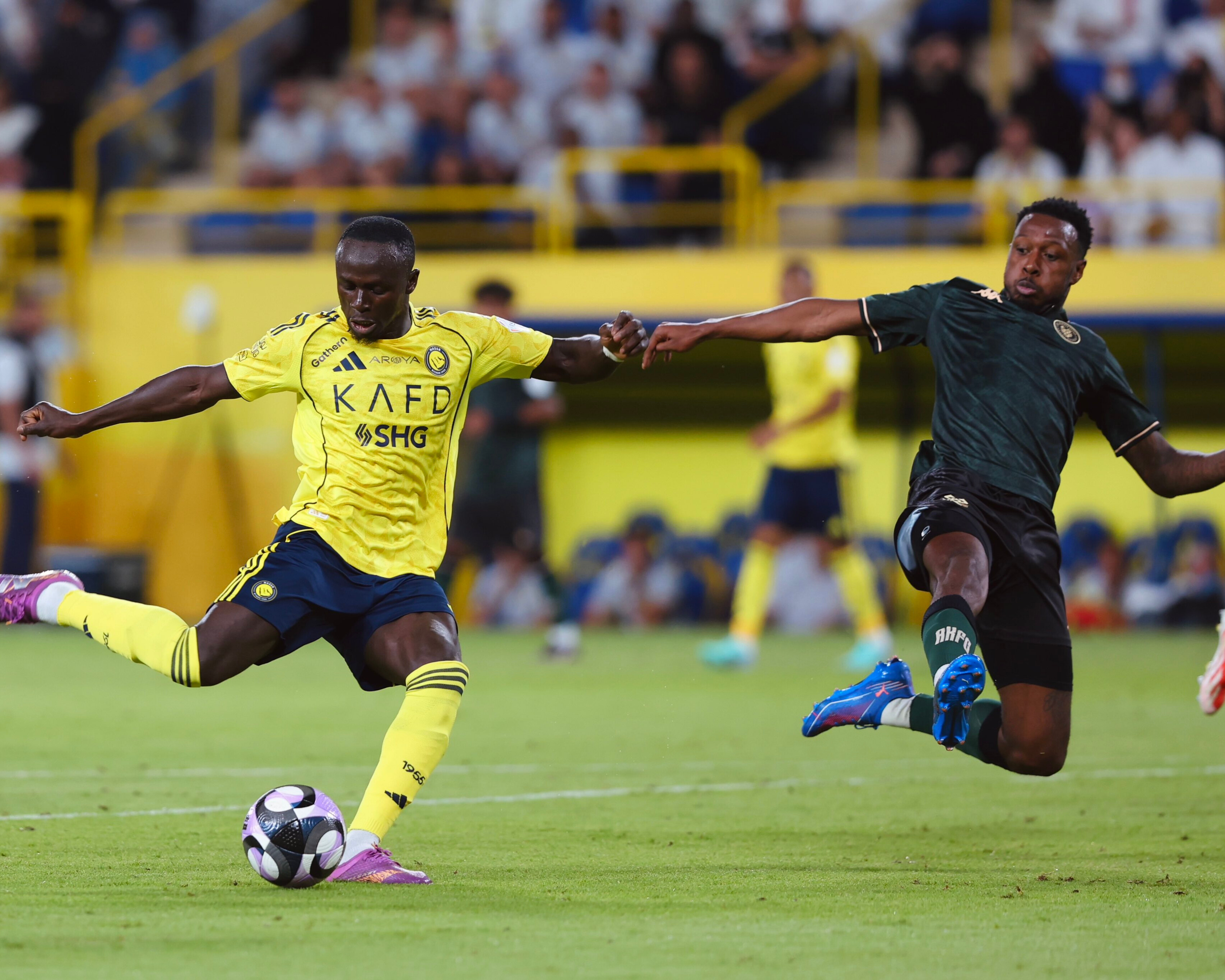 ماجد عبدالله يسلم رونالدو الحذاء الذهبي .. والنصر يتخطى الخلود بثنائية في دوري روشن